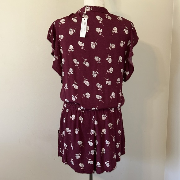 New Olivaceous Burgundy Floral Romper Flutter Sleeves Size Medium Tie Waist NWT - Picture 4 of 8